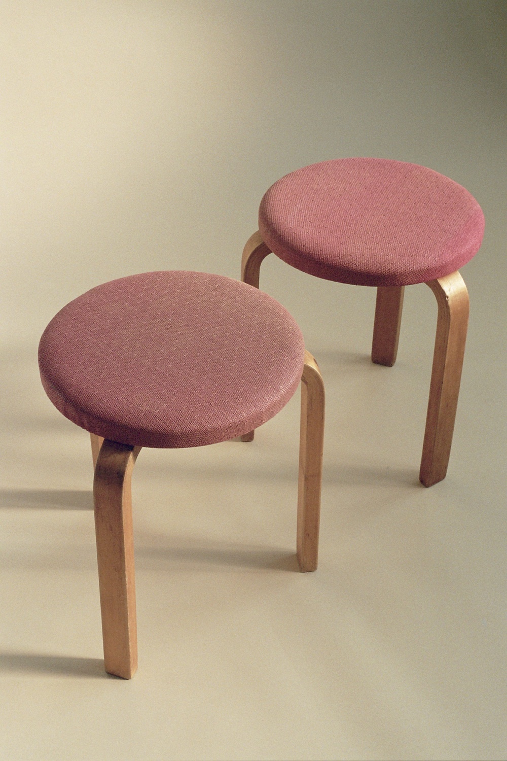 upholstered stool 60s by Alvar Aalto, pink woven paper fabric