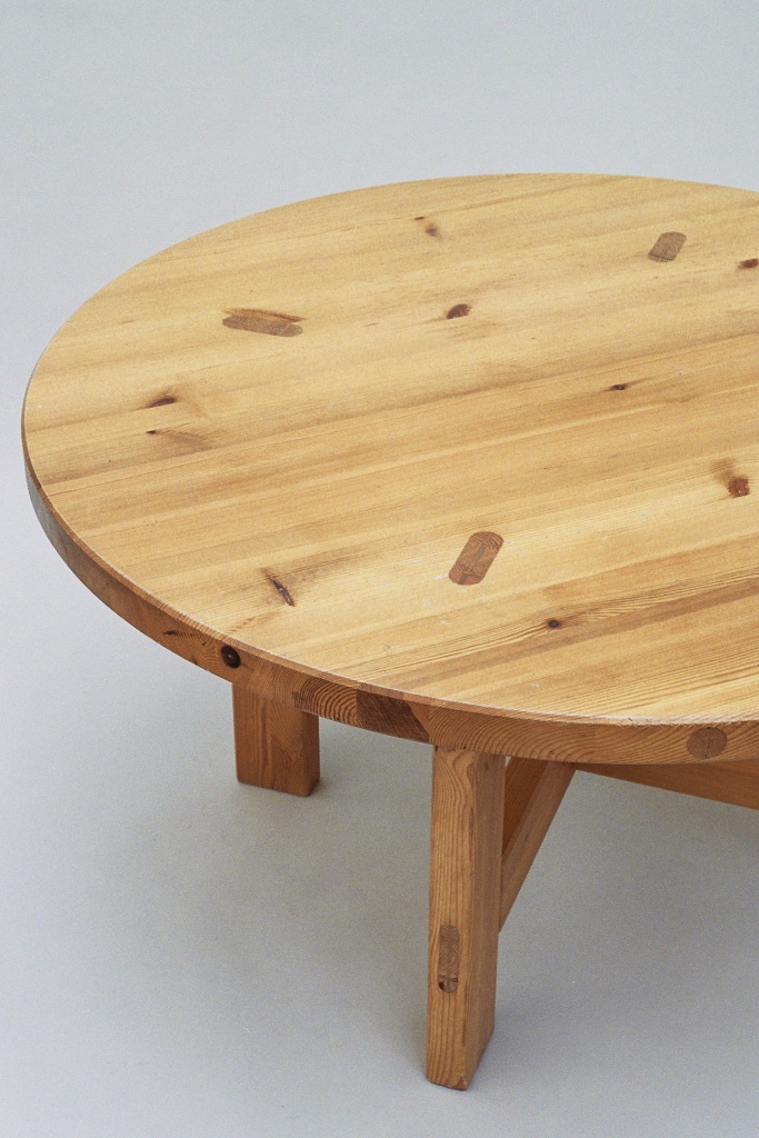Table RW152, Roland Wilhelmson, round chunky pine table