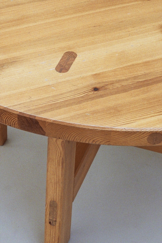 Table RW152, Roland Wilhelmson, round chunky pine table
