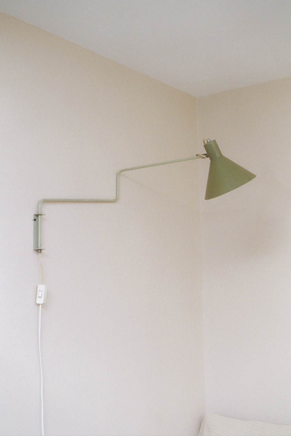 Dutch cantilever lamp