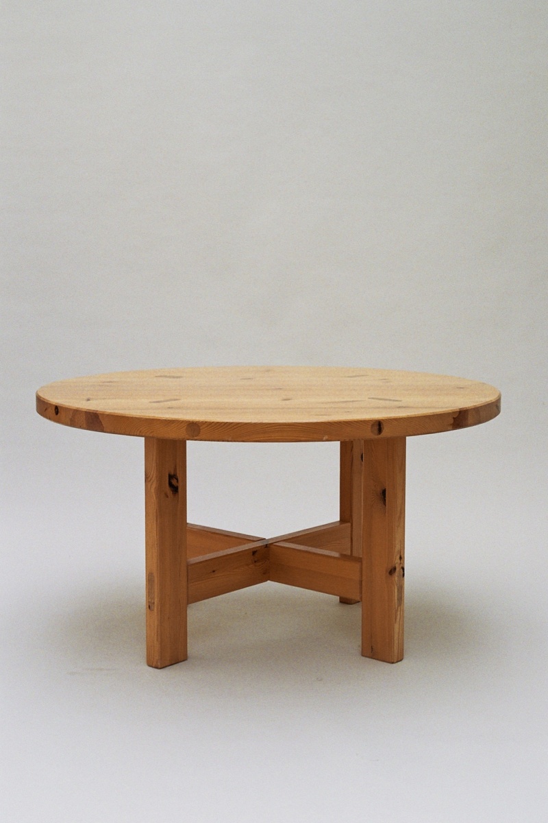 Table RW152, Roland Wilhelmson, round chunky pine table